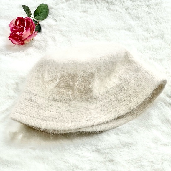 Like New Condition Vintage Angora Bucket Hat White. 28% Angora 50% polyester - Picture 2 of 5